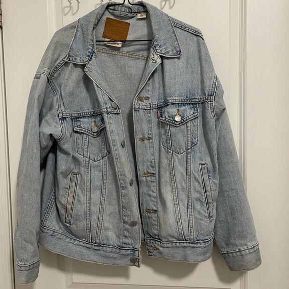 Levi’s light wash boyfriend fit jean jacket - Picture 2 of 5
